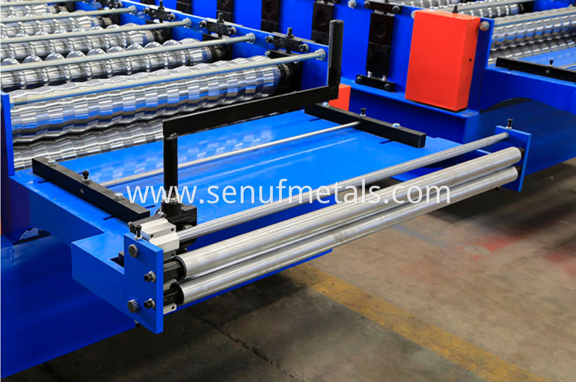 Corrugated roof sheet forming machine pre-cut